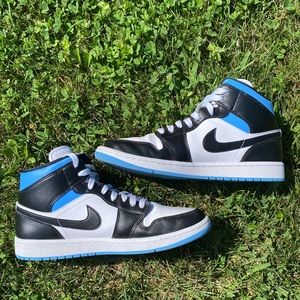Air Jordan 1 Mid Sneakers University Blue